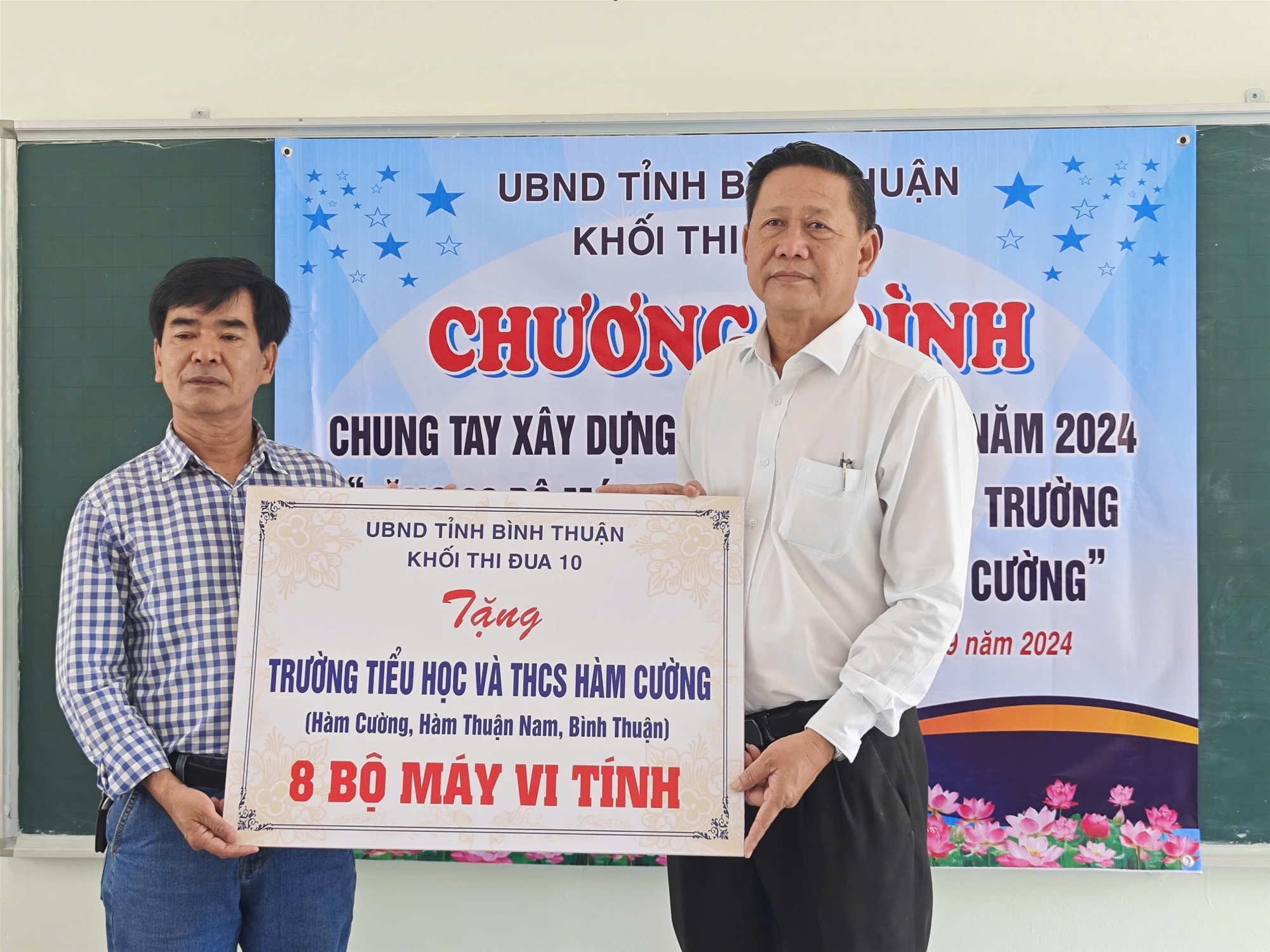 Trao máy vi tính cho Trường TH và THCS Hàm Cường